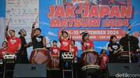 Tradisi ini dilengkapi dengan pertunjukan Taiko, gendang khas Jepang yang dipukul-pukul sesuai irama selagi Mikoshi berjalan.
