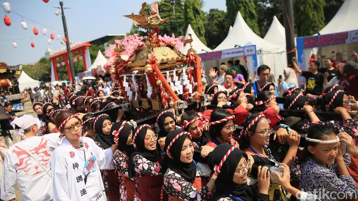 Peserta mengikuti Parade Mikoshi pada acara Jak-Japan Matsuri 2024 di Plaza Parkir Timur GBK, Jakarta, Minggu (15/9/2024).