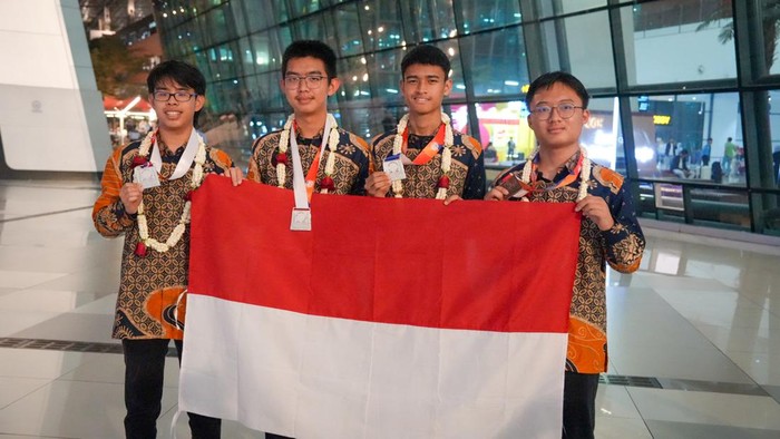 Siswa pembawa medali di ajang IOI 2024