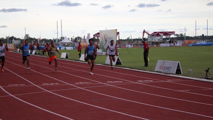 Sprinter andalan NTB, Lalu Muhamad Zohri, saat beradu cepat dalam PON Aceh-Sumut 2024 di Sport Center, Deli Serdang, Sumatera Utara, Minggu (15/9/2024). (Dok. KONI NTB)