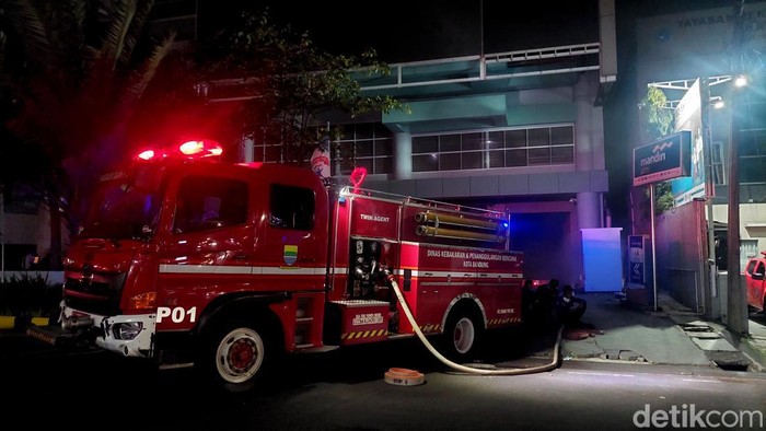 Suasana kepulan asap yang keluar dari basement Rumah Sakit Murni Teguh Naripan