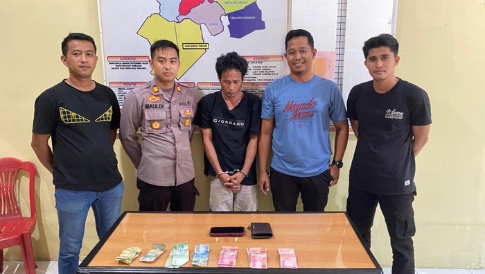 Tampang tersangka dan barang bukti sabu