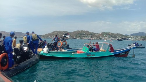 Tim SAR gabungan bersama nelayan mencari dua korban hilang akibat KM Doa Ibu tenggelam di perairan Pulau Monyet, Labuan Bajo, Manggarai Barat, NTT, Minggu  (15/9/2024) sore. (Istimewa)