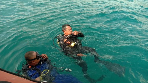 Tim SAR gabungan menyelam untuk mencari dua nelayan hilang akibat KM Doa Ibu tenggelam di perairan Pulau Monyet, Labuan Bajo, Manggarai Barat, NTT, Minggu (15/9/2024). (Dok. Humas Basarnas Maumere)