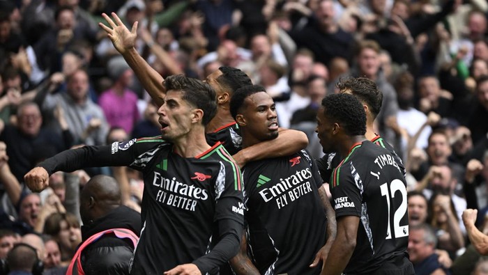 Soccer Football - Premier League - Tottenham Hotspur v Arsenal - Tottenham Hotspur Stadium, London, Britain - September 15, 2024 Arsenals Gabriel Magalhaes celebrates scoring their first goal with teammates REUTERS/Tony O Brien EDITORIAL USE ONLY. NO USE WITH UNAUTHORIZED AUDIO, VIDEO, DATA, FIXTURE LISTS, CLUB/LEAGUE LOGOS OR LIVE SERVICES. ONLINE IN-MATCH USE LIMITED TO 120 IMAGES, NO VIDEO EMULATION. NO USE IN BETTING, GAMES OR SINGLE CLUB/LEAGUE/PLAYER PUBLICATIONS. PLEASE CONTACT YOUR ACCOUNT REPRESENTATIVE FOR FURTHER DETAILS..