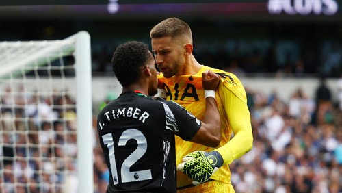 Soccer Football - Premier League - Tottenham Hotspur v Arsenal - Tottenham Hotspur Stadium, London, Britain - September 15, 2024 Arsenals Jurrien Timber clashes with Tottenham Hotspurs Guglielmo Vicario Action Images via Reuters/Matthew Childs EDITORIAL USE ONLY. NO USE WITH UNAUTHORIZED AUDIO, VIDEO, DATA, FIXTURE LISTS, CLUB/LEAGUE LOGOS OR LIVE SERVICES. ONLINE IN-MATCH USE LIMITED TO 120 IMAGES, NO VIDEO EMULATION. NO USE IN BETTING, GAMES OR SINGLE CLUB/LEAGUE/PLAYER PUBLICATIONS. PLEASE CONTACT YOUR ACCOUNT REPRESENTATIVE FOR FURTHER DETAILS..