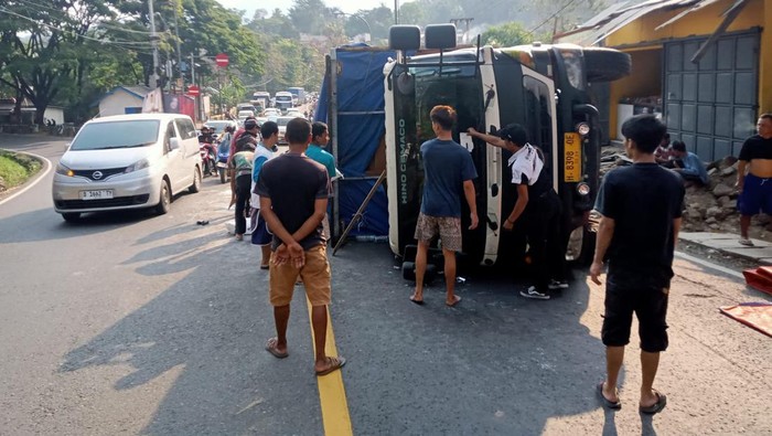 Truk terguling di Nagreg