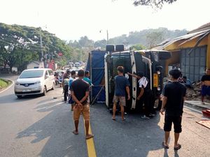 Truk Gagal Nanjak hingga Terguling di Nagreg, Lalin Sempat Macet