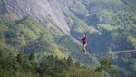 Uji Adrenalin Berjalan di Seutas Tali Depan Gunung Merapi, Berani?