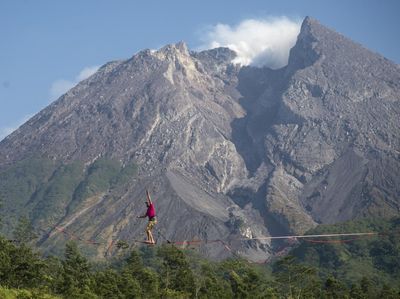 Uji Adrenalin Berjalan di Seutas Tali Depan Gunung Merapi, Berani?