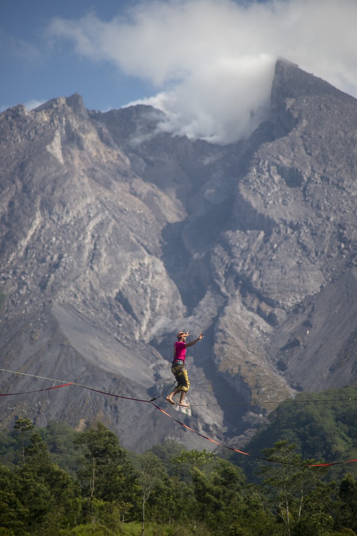 Uji Adrenalin Berjalan di Seutas Tali Depan Gunung Merapi, Berani? Wisatawan mancanegara berjalan di atas tali saat melakukan olahraga highline di lereng Gunung Merapi, Kalitalang, Balerante, Kemalang, Klaten, Jawa Tengah, Minggu (15/9/2024). Lokasi tebing pada lereng Gunung Merapi yang tinggi serta pemandangan yang indah menambah daya tarik dan tantangan untuk para pegiat melakukan olahraga ekstrem tersebut. ANTARA FOTO/Aloysius Jarot Nugroho/YU