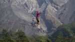 Uji Adrenalin Berjalan di Seutas Tali Depan Gunung Merapi, Berani?