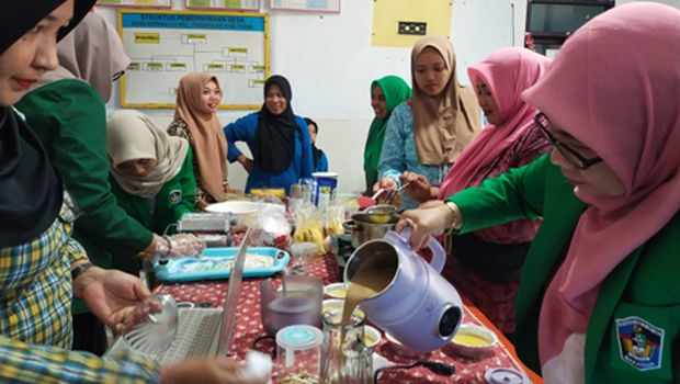 Dosen FKM UMI menggelar pelatihan diversifikasi labu kuning untuk atasi stunting di Gowa. Kader posyandu dilatih membuat makanan bergizi.