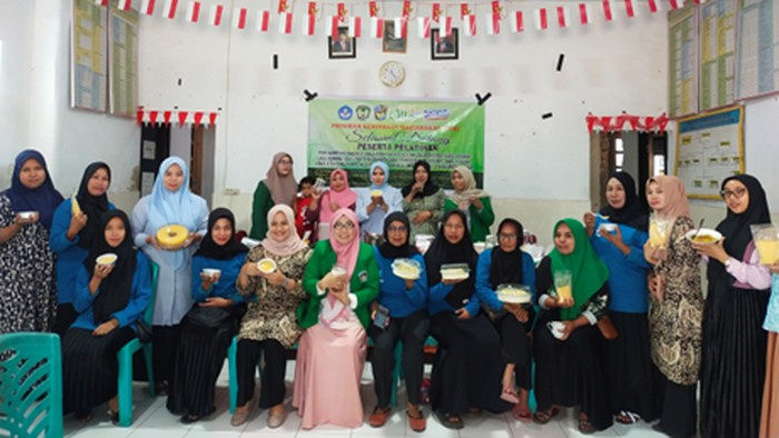 Dosen FKM UMI menggelar pelatihan diversifikasi labu kuning untuk atasi stunting di Gowa. Kader posyandu dilatih membuat makanan bergizi.
