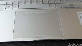 Touchpad-nya cukup lapang dan bisa dipakai mengontrol tingkat kecerahan layar, volume, hingga playback media. Foto: Virgina Maulita Putri/detikINET
