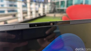 Di bagian atas layar terdapat kamera FHD yang mendukung Windows Hello serta privacy shutter. Foto: Virgina Maulita Putri/detikINET
