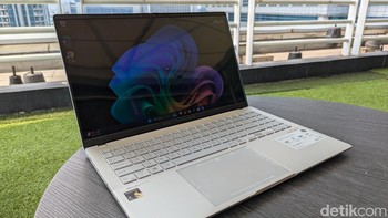 Ini dia penampilan Asus Vivobook S 15 OLED. Laptop ini memiliki bobot 1,4 kg dengan ketebalan 1,47 cm. Foto: Virgina Maulita Putri/detikINET