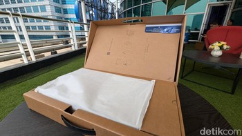 Begitu dibuka langsung disambut unit Vivobook S 15 OLED yang dibalut kantung berwarna putih. Foto: Virgina Maulita Putri/detikINET
