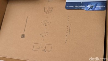 Menariknya, kotak ini dilengkapi panduan untuk mengubah kemasan laptop menjadi stand atau dudukan. Foto: Virgina Maulita Putri/detikINET