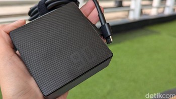 Charger ini memiliki daya pengisian 90W untuk mengisi ulang baterai 70Wh yang diklaim dapat bertahan hingga 18 jam. Foto: Virgina Maulita Putri/detikINET