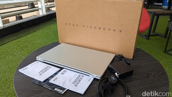 Isi paket penjualan Vivobook S 15 OLED yang terdiri dari unit laptop, charger, buku manual, informasi garansi, dan informasi aktivasi Microsoft Office. Foto: Virgina Maulita Putri/detikINET