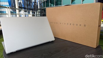 Laptop ini menjalankan Windows 11 dan dilengkapi deretan fitur Copilot+ seperti Live Captions, Recall, Cocreate, Windows Studio Effects, dan tentu saja asisten AI Copilot. Foto: Virgina Maulita Putri/detikINET