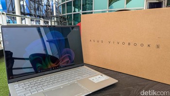 Sesuai namanya, laptop ini mengusung panel OLED berukuran 15,6 inch dengan resolusi 3K (2880 x 1620), rasio 16:10, refresh rate 120Hz, dan tingkat kecerahan hingga 600 nits. Foto: Virgina Maulita Putri/detikINET