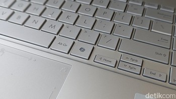Tombol Copilot di keyboard Vivobook S 15 OLED untuk memanggil asisten AI hanya dengan satu sentuhan. Keyboard ini juga dilengkapi pencahayaan RGB yang bisa disesuaikan oleh pengguna. Foto: Virgina Maulita Putri/detikINET