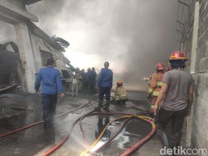 Pabrik Popok di Krian Sidoarjo Terbakar, Terdengar Suara Ledakan
