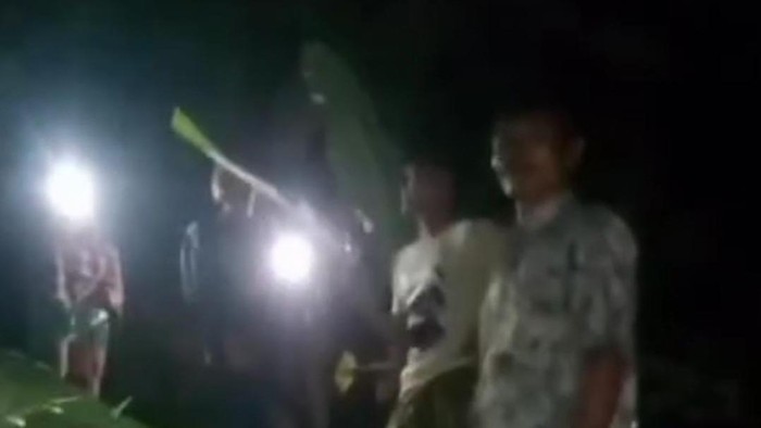 Viral warga dusun mencari bocah yang hilang misterius di Bangkalan.