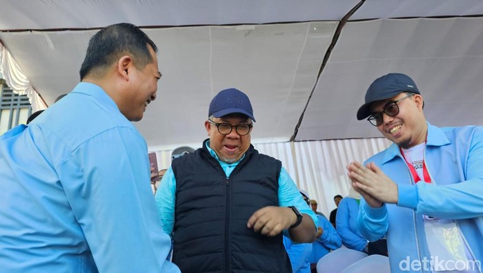 Waketum Partai Gelora Indonesia, Fahri Hamzah, hadir dalam acara deklarasi Iqbal-Dinda di Gor Turide, Mataram, Minggu (15/9/2024). (Lalu Helmy Akbar/detikBali)