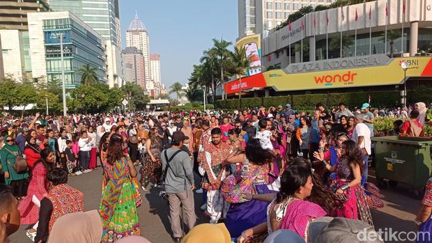 Warga India tampilkan tarian Garba di CFD Jakpus