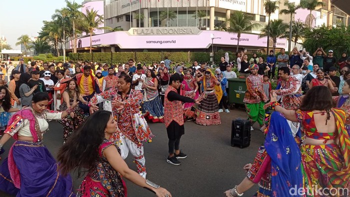 Warga India tampilkan tarian Garba di CFD Jakpus