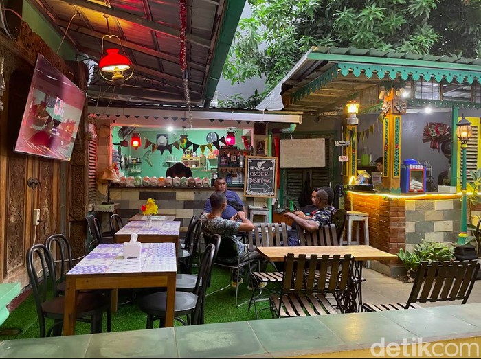 Waroeng Daon Lontar, kafe betawi jadul