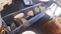 Menu makanan pembuka ini diletakkan di antara batu-batu, sehingga pengunjung harus menebak mana batu yang bisa dimakan. Foto: pool/site
