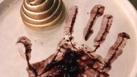 Makan ke restoran mewah, pengunjung ini kaget saat ada cetakan tangan dari saus bluberry di atas menu dessertnya. Foto: pool/site