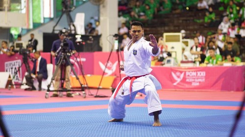 Ahmad Zigi Zaresta Yuda meraih medali emas pada cabang olahraga (cabor) karate kataperorangan putra di PON XXI Aceh-Sumatera Utara, Senin (16/9/2024). (Foto: Istimewa/KONI NTB)