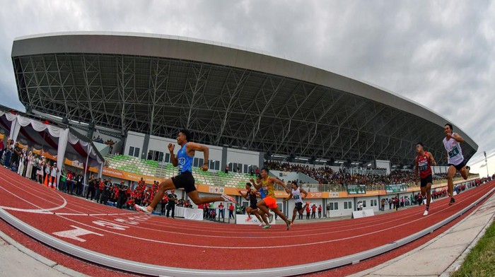 Aksi Lalu Zohri Pecahkan Rekor Lari PON Pelari NTB Lalu Muhammad Zohri (tengah) memegang medali bersama pelari Jateng Adith Rico (kiri), dan pelari NTB Sudirman Hadi (kanan) usai final nomor lari 100 meter putra PON XXI Aceh-Sumut 2024 di Stadion Madya Atletik Sumut Sport Centre, Deli Serdang, Sumatera Utara, Minggu (15/9/2024). Pelari NTB Lalu Muhammad Zohri meraih medali emas sekalius rekor nasional PON dengan catatan waktu 10,19 detik, medali perak diraih pelari Jateng Adith Rico dengan catatan waktu 10,32 detik, sedangkan medali perunggu diraih pelari NTB Sudirman Hadi dengan catatan waktu 10,38 detik. ANTARA FOTO/Iggoy el Fitra/nz