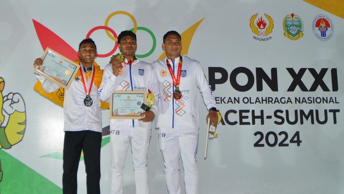 Pelari NTB Lalu Muhammad Zohri (tengah) memegang medali bersama pelari Jateng Adith Rico (kiri), dan pelari NTB Sudirman Hadi (kanan)  usai final nomor lari 100 meter putra PON XXI Aceh-Sumut 2024 di Stadion Madya Atletik Sumut Sport Centre, Deli Serdang, Sumatera Utara, Minggu (15/9/2024). Pelari NTB Lalu Muhammad Zohri   meraih medali emas sekalius rekor nasional PON dengan catatan waktu 10,19 detik, medali perak diraih pelari Jateng Adith Rico dengan catatan waktu 10,32 detik, sedangkan medali perunggu diraih pelari NTB Sudirman Hadi dengan catatan waktu 10,38 detik. ANTARA FOTO/Iggoy el Fitra/nz