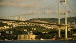 Aksi Menantang Berjalan di Seutas Tali Lintasi Selat Bosphorus