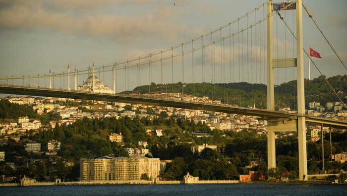 Aksi Menantang Berjalan di Seutas Tali Lintasi Selat Bosphorus Atlet Estonia, Jaan Roose, menyeberangi Jembatan Martir 15 Juli di atas Selat Bosphorus, Istanbul. Aksi ini memperkuat posisi Turki sebagai pusat olahraga ekstrem dunia.