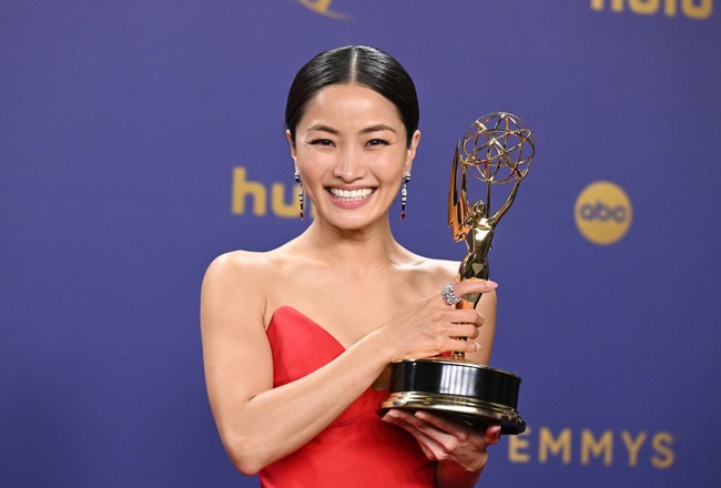 Wajahnya tampak bersinar dengan gaya makeup dewy dan natural, namun tetap menyiratkan nuansa glamor. Sentuhan blush on cerah, winged eyeliner hitam klasik dan lipstik nude-pink menonjolkan kecantikan khas wanita Jepang. Foto: Variety via Getty Images/Gilbert Flores