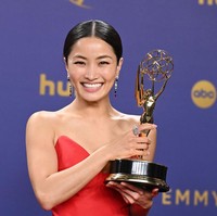 Wajahnya tampak bersinar dengan gaya makeup dewy dan natural, namun tetap menyiratkan nuansa glamor. Sentuhan blush on cerah, winged eyeliner hitam klasik dan lipstik nude-pink menonjolkan kecantikan khas wanita Jepang. Foto: Variety via Getty Images/Gilbert Flores