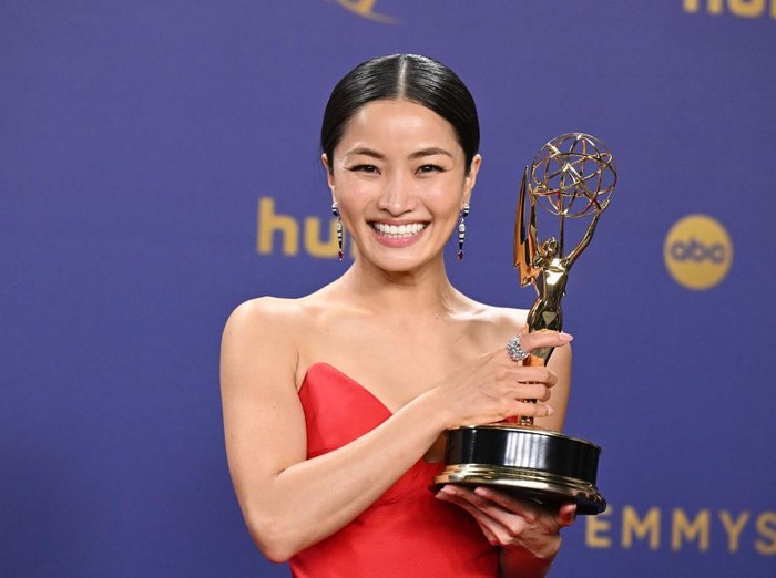 Anna Sawai Anna Sawai, pemenang penghargaan Aktris Utama Luar Biasa dalam Serial Drama dan Hiroyuki Sanada, pemenang penghargaan Aktor Utama Luar Biasa dalam Serial Drama untuk Shogun, di Primetime Emmy Awards ke-76 yang diadakan di Peacock Theater pada tanggal 15 September 2024 di Los Angeles, California.