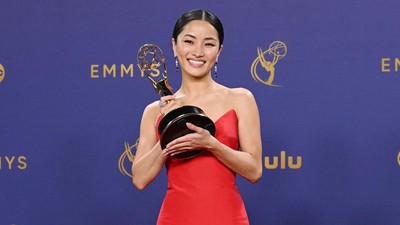 5 Gaya Anna Sawai Pakai Gaun Impian Saat Cetak Sejarah Emmy Awards