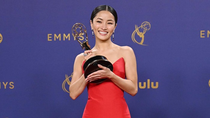 Anna Sawai, pemenang penghargaan Aktris Utama Luar Biasa dalam Serial Drama dan Hiroyuki Sanada, pemenang penghargaan Aktor Utama Luar Biasa dalam Serial Drama untuk Shogun, di Primetime Emmy Awards ke-76 yang diadakan di Peacock Theater pada tanggal 15 September 2024 di Los Angeles, California.