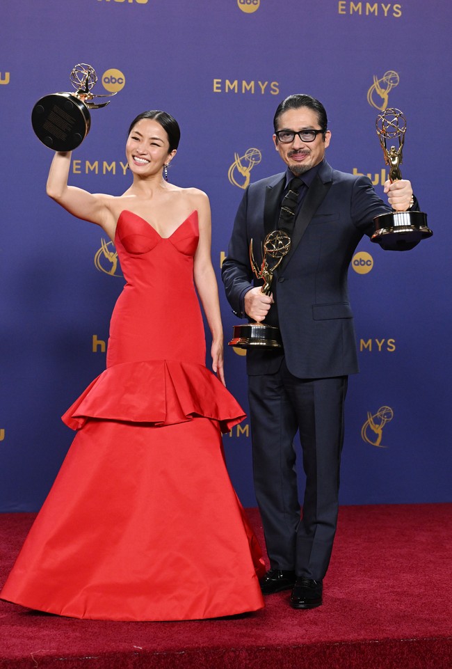 Wanita 32 tahun kelahiran Jepang ini mencetak sejarah, menjadi perempuan Asia pertama yang menang best actress di Emmy Awards. Lawan mainnya, Hiroyuki Sanada, juga meraih penghargaan Aktor Terbaik. Foto: Variety via Getty Images/Gilbert Flores