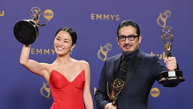 Anna Sawai, pemenang penghargaan Aktris Utama Luar Biasa dalam Serial Drama dan Hiroyuki Sanada, pemenang penghargaan Aktor Utama Luar Biasa dalam Serial Drama untuk 