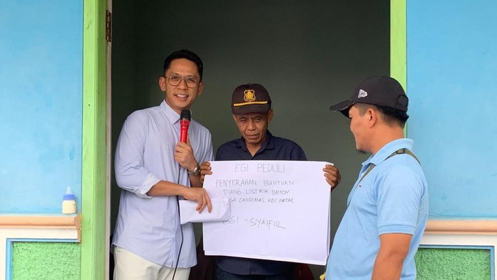 Bakal Calon Bupati Lampung Selatan Radityo Egi Pratama memberikan bantuab tiang listrik ke warga