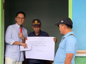 Bacabup Lampsel Radityo Egi Beri Bantuan Tiang Listrik ke Dusun Rajawali Natar